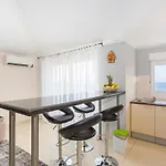 Cozy In With Kitchen Apartment