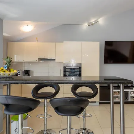 Cozy In With Kitchen * Omišalj
